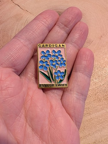 Taylor swift hard enamel pin - swift,